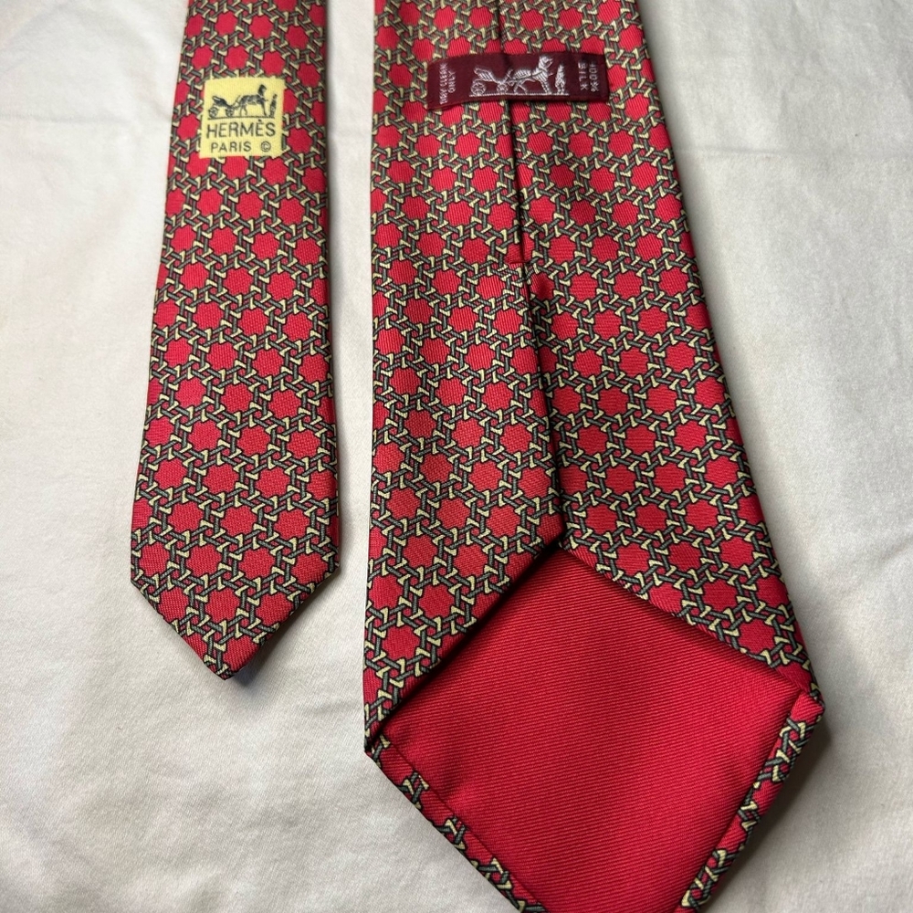 Authentic Vintage Hermés Red Patterned Men's Tie Style 7546 SA